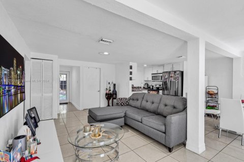 Casa en venta en Miami Gardens, Florida, 3 dormitorios, 70.98 m2 № 1281744 - foto 6