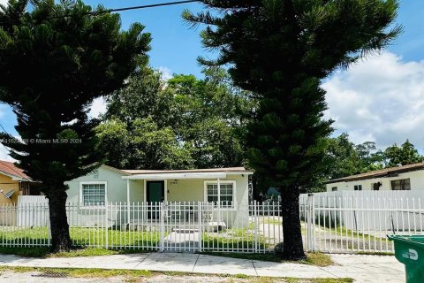 Casa en venta en Miami Gardens, Florida, 3 dormitorios, 70.98 m2 № 1281744 - foto 1