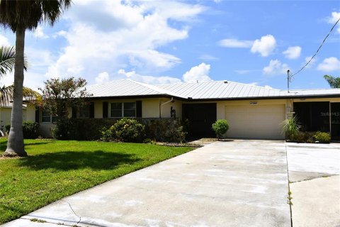 House in Punta Gorda, Florida 3 bedrooms, 180.32 sq.m. № 1254859 - photo 2