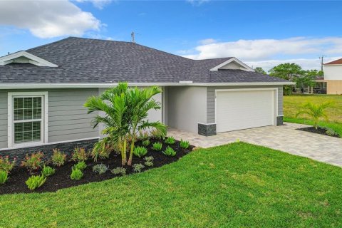 House in Punta Gorda, Florida 4 bedrooms, 168.06 sq.m. № 1215225 - photo 6