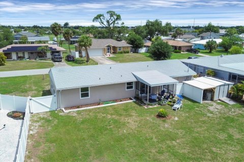 House in Port Charlotte, Florida 3 bedrooms, 139.73 sq.m. № 1247482 - photo 3