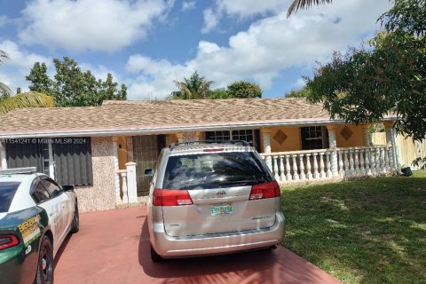 Купить виллу или дом в Норт-Майами, Флорида 5 спален, 121.98м2, № 1035466 - фото 1