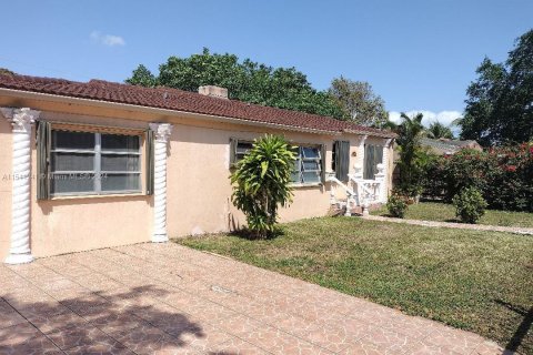 Купить виллу или дом в Норт-Майами, Флорида 5 спален, 121.98м2, № 1035466 - фото 14