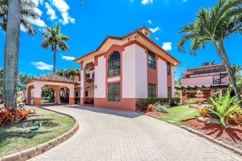 Villa ou maison à louer à Miami, Floride: 5 chambres, 422.89 m2 № 1023736 - photo 21