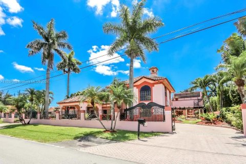 Villa ou maison à louer à Miami, Floride: 5 chambres, 422.89 m2 № 1023736 - photo 1