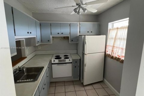 Condominio en venta en Lauderhill, Florida, 41.81 m2 № 1098257 - foto 10