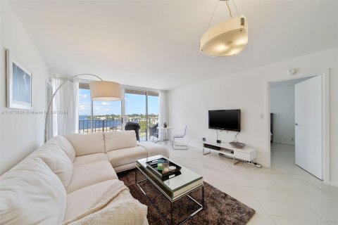 Condominio en alquiler en North Bay Village, Florida, 2 dormitorios, 95.69 m2 № 1396841 - foto 4