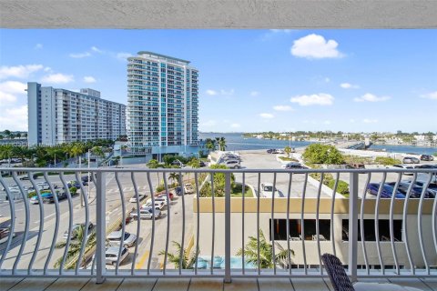 Condominio en alquiler en North Bay Village, Florida, 2 dormitorios, 95.69 m2 № 1396841 - foto 22