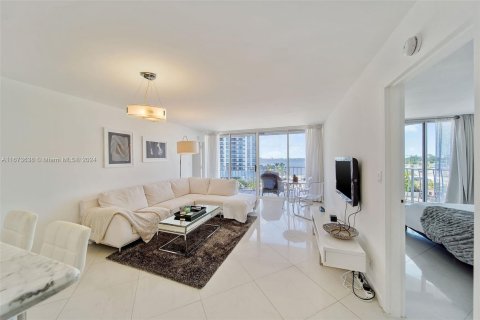 Condominio en alquiler en North Bay Village, Florida, 2 dormitorios, 95.69 m2 № 1396841 - foto 2