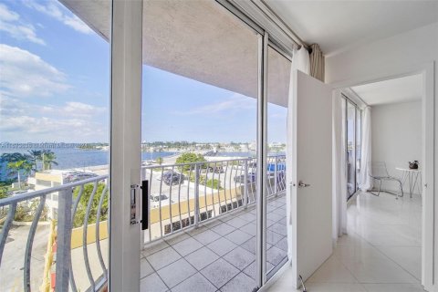 Condominio en alquiler en North Bay Village, Florida, 2 dormitorios, 95.69 m2 № 1396841 - foto 26