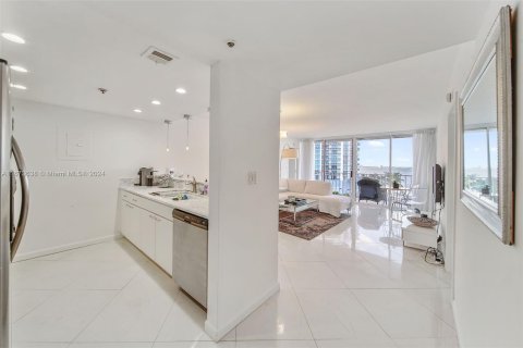 Condominio en alquiler en North Bay Village, Florida, 2 dormitorios, 95.69 m2 № 1396841 - foto 5