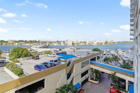 Condominio en alquiler en North Bay Village, Florida, 2 dormitorios, 95.69 m2 № 1396841 - foto 25