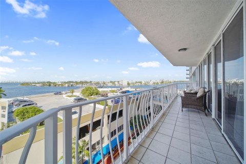 Condominio en alquiler en North Bay Village, Florida, 2 dormitorios, 95.69 m2 № 1396841 - foto 23