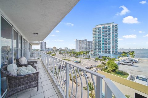 Condominio en alquiler en North Bay Village, Florida, 2 dormitorios, 95.69 m2 № 1396841 - foto 24