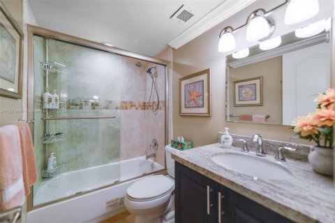 Condo in Hallandale Beach, Florida, 1 bedroom  № 1305370 - photo 18