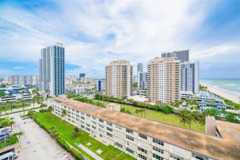 Condo in Hallandale Beach, Florida, 1 bedroom  № 1305370 - photo 22