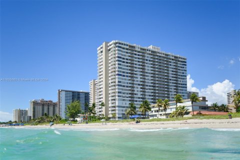 Condo in Hallandale Beach, Florida, 1 bedroom  № 1305370 - photo 24