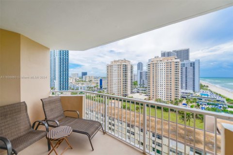 Condo in Hallandale Beach, Florida, 1 bedroom  № 1305370 - photo 20