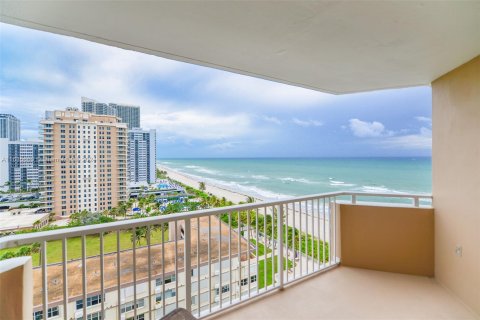 Condo in Hallandale Beach, Florida, 1 bedroom  № 1305370 - photo 19