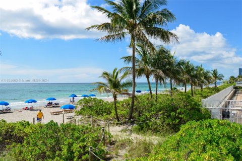 Condo in Hallandale Beach, Florida, 1 bedroom  № 1305370 - photo 23