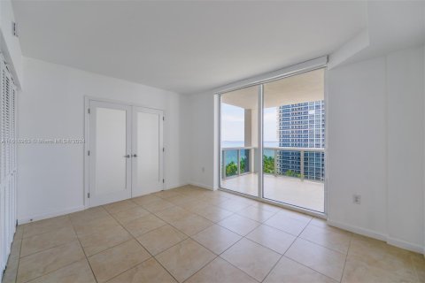 Condominio en venta en Bal Harbour, Florida, 2 dormitorios, 98.1 m2 № 1240685 - foto 15