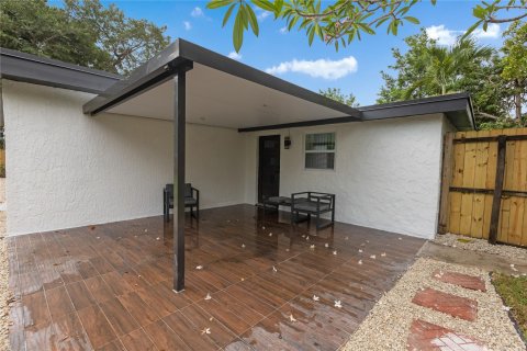 House in Wilton Manors, Florida 3 bedrooms, 150.87 sq.m. № 1162035 - photo 8