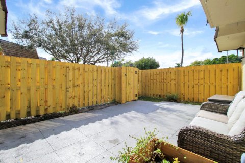Townhouse in Palm Springs, Florida 2 bedrooms, 114.46 sq.m. № 1054584 - photo 4