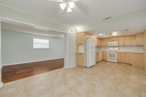 House in Largo, Florida 2 bedrooms, 122.72 sq.m. № 1353234 - photo 13