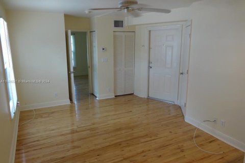 House in Fort Lauderdale, Florida 1 bedroom, 383.5 sq.m. № 1386028 - photo 4