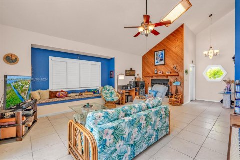 House in Big Pine Key, Florida 3 bedrooms, 146.04 sq.m. № 1386030 - photo 13