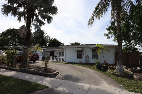 Villa ou maison à vendre à North Lauderdale, Floride: 4 chambres, 192.31 m2 № 1040300 - photo 2