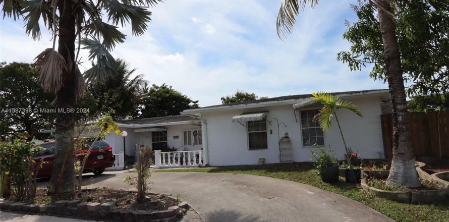 House in North Lauderdale, Florida 4 bedrooms, 192.31 sq.m. № 1040300