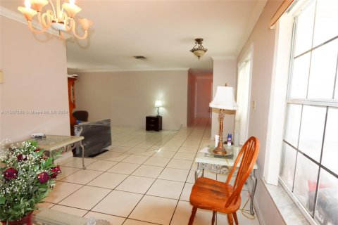 House in North Lauderdale, Florida 4 bedrooms, 192.31 sq.m. № 1040300 - photo 22
