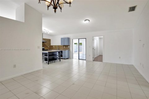 Casa en alquiler en Miami, Florida, 4 dormitorios, 163.04 m2 № 1397587 - foto 17