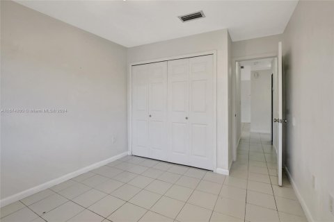 Casa en alquiler en Miami, Florida, 4 dormitorios, 163.04 m2 № 1397587 - foto 29