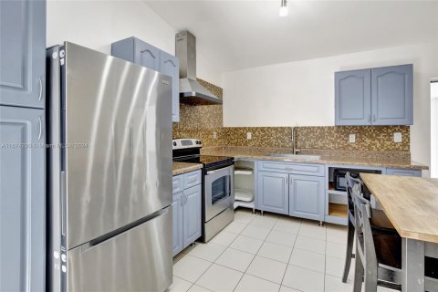 Casa en alquiler en Miami, Florida, 4 dormitorios, 163.04 m2 № 1397587 - foto 12