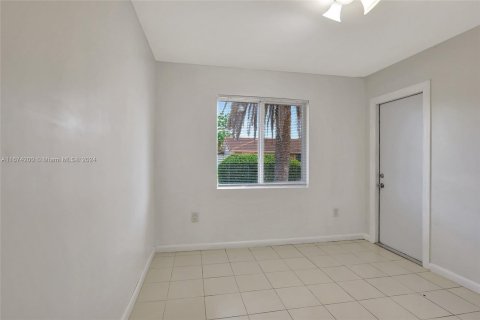 Casa en alquiler en Miami, Florida, 4 dormitorios, 163.04 m2 № 1397587 - foto 28