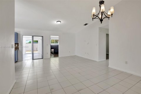 Casa en alquiler en Miami, Florida, 4 dormitorios, 163.04 m2 № 1397587 - foto 7