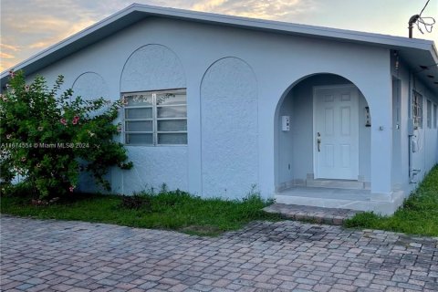 Casa en alquiler en Hialeah, Florida, 3 dormitorios, 134.71 m2 № 1397695 - foto 1