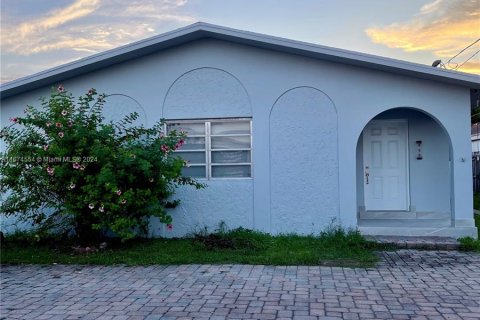 Casa en alquiler en Hialeah, Florida, 3 dormitorios, 134.71 m2 № 1397695 - foto 2