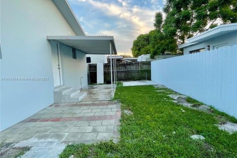 Casa en alquiler en Hialeah, Florida, 3 dormitorios, 134.71 m2 № 1397695 - foto 23