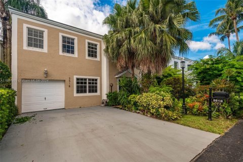 Villa ou maison à vendre à Miami, Floride: 4 chambres, 249.81 m2 № 1360274 - photo 1