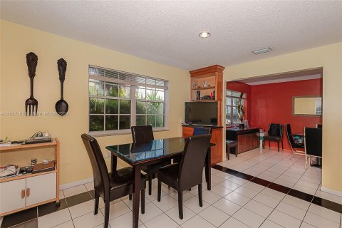 House in Miami, Florida 4 bedrooms, 249.81 sq.m. № 1360274 - photo 19