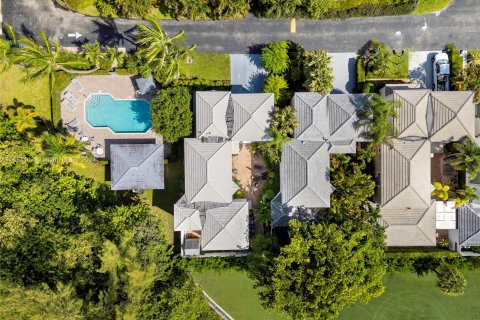 House in Miami, Florida 4 bedrooms, 249.81 sq.m. № 1360274 - photo 8