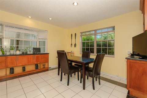 House in Miami, Florida 4 bedrooms, 249.81 sq.m. № 1360274 - photo 20