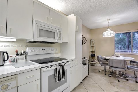 Condo in Sunrise, Florida, 2 bedrooms  № 1360243 - photo 15