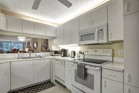 Condo in Sunrise, Florida, 2 bedrooms  № 1360243 - photo 14