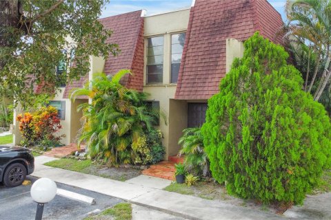 Townhouse in Pembroke Pines, Florida 3 bedrooms, 136.75 sq.m. № 1360273 - photo 2