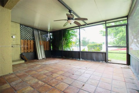 Townhouse in Pembroke Pines, Florida 3 bedrooms, 136.75 sq.m. № 1360273 - photo 16