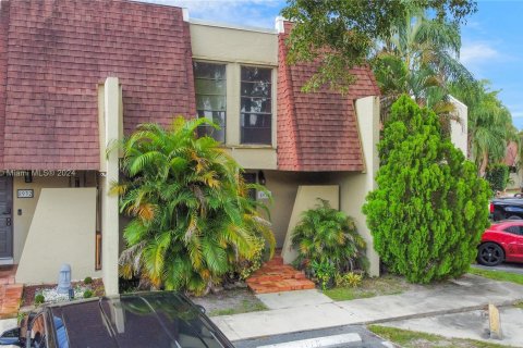 Townhouse in Pembroke Pines, Florida 3 bedrooms, 136.75 sq.m. № 1360273 - photo 1